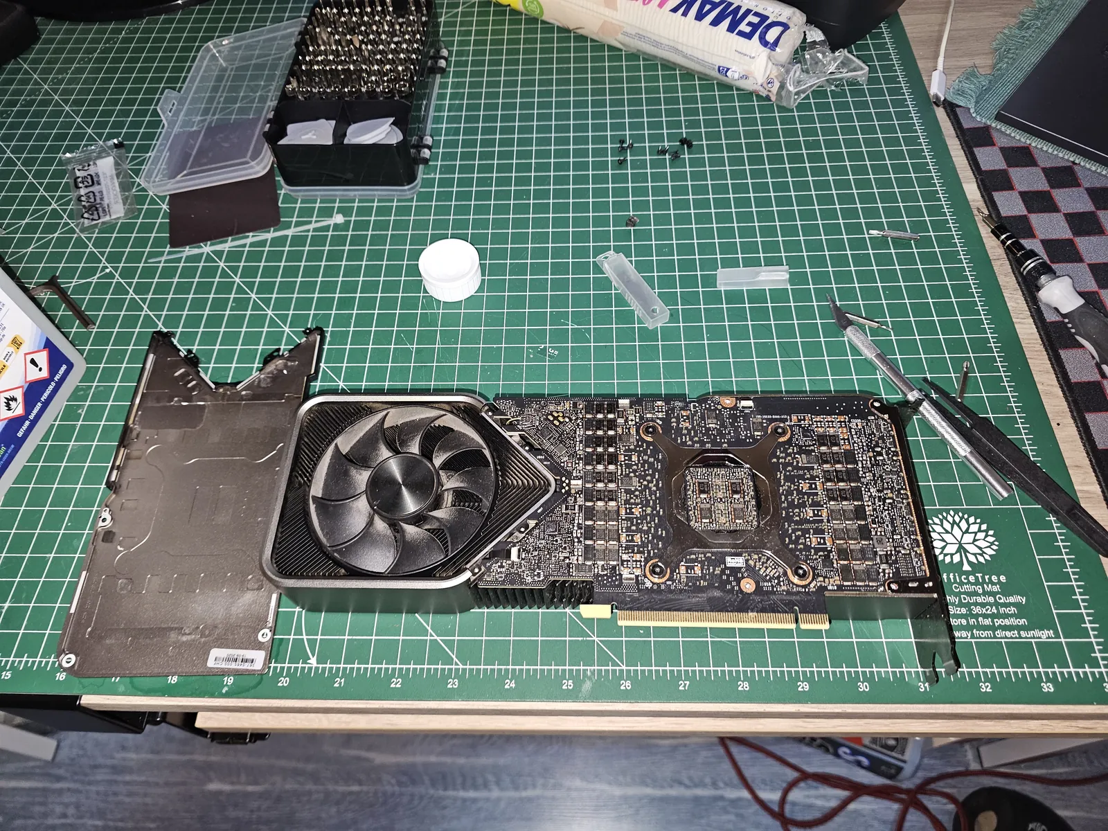 Carte graphique RTX démontée sur le plan de travail de l’atelier pour un repad
