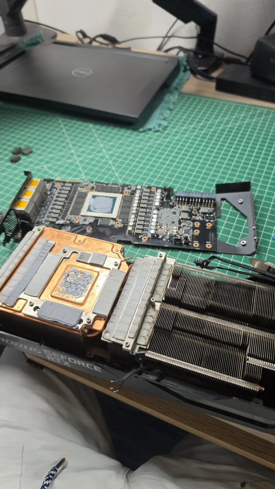 Carte graphique AORUS GeForce RTX entièrement démontée avec pads et pâte thermique usés