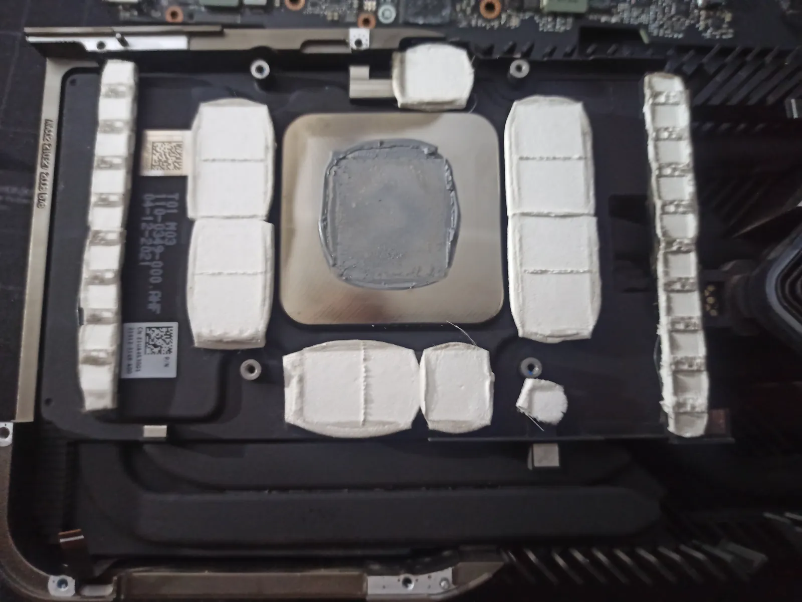 Carte graphique NVIDIA avec pads thermiques usés avant repad