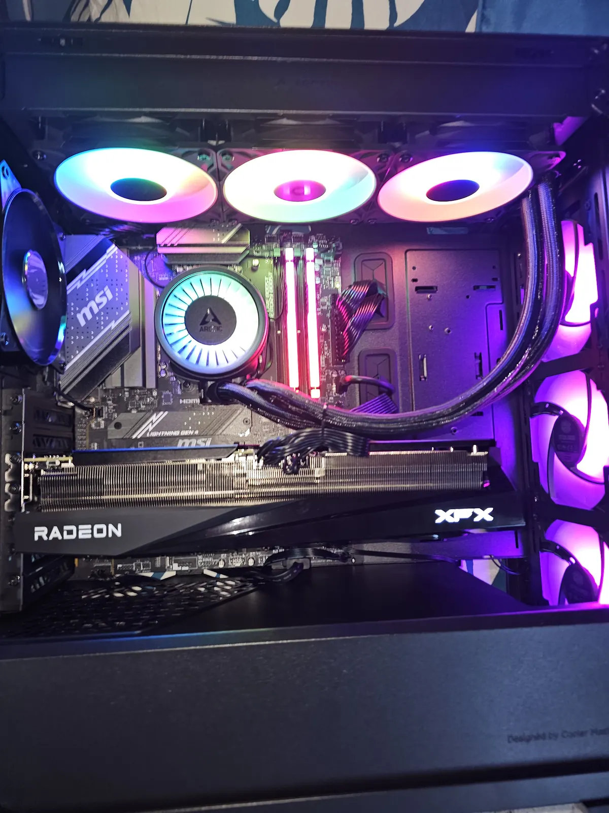 PC monté sur mesure avec carte graphique Radeon et refroidissement liquide RGB
