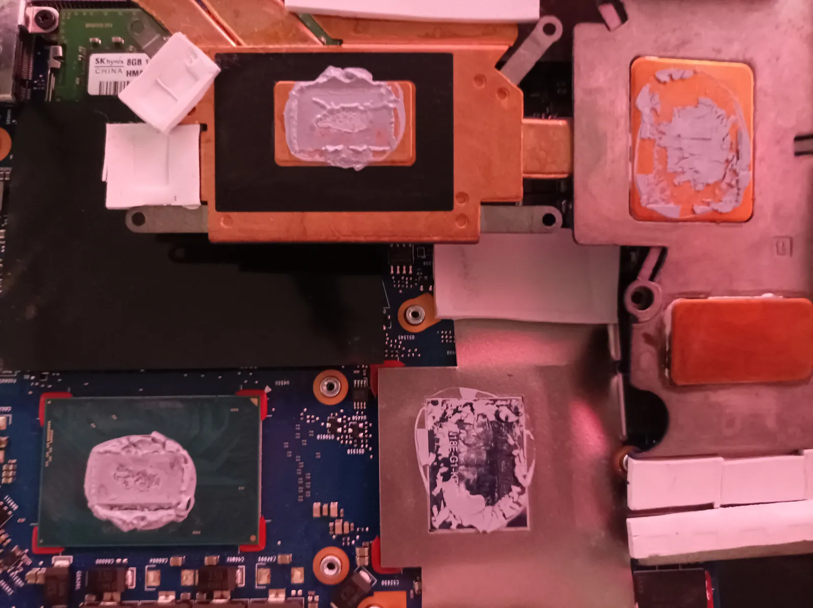 Processeur de PC portable avec pâte thermique séchée avant remplacement