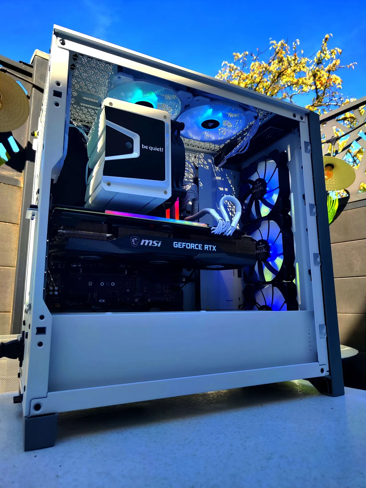 PC blanc avec GeForce RTX monté sur mesure, photographié en extérieur