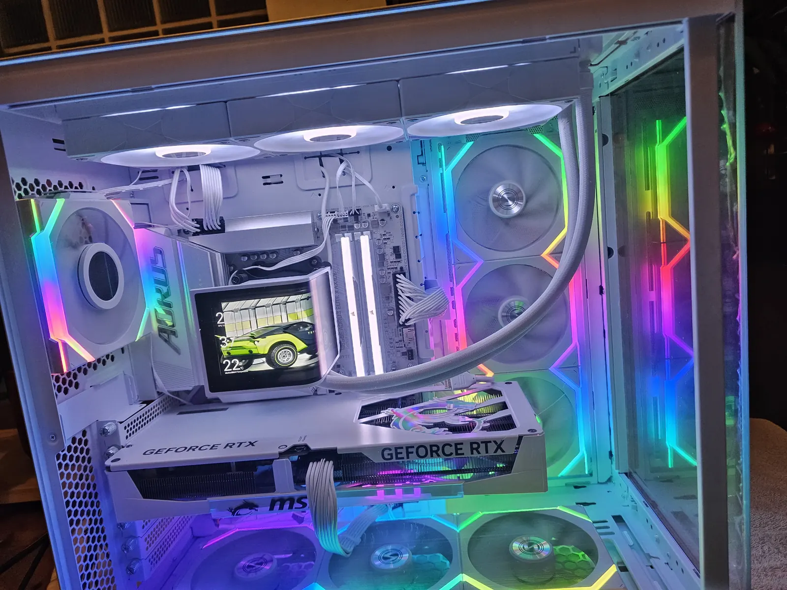 Intérieur d’un PC gamer blanc avec ventilateurs RGB et carte graphique RTX