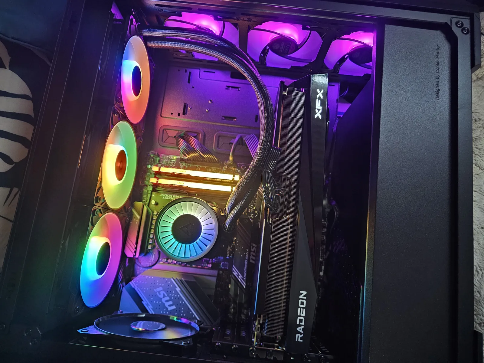 PC gamer noir avec Radeon, watercooling et éclairage RGB