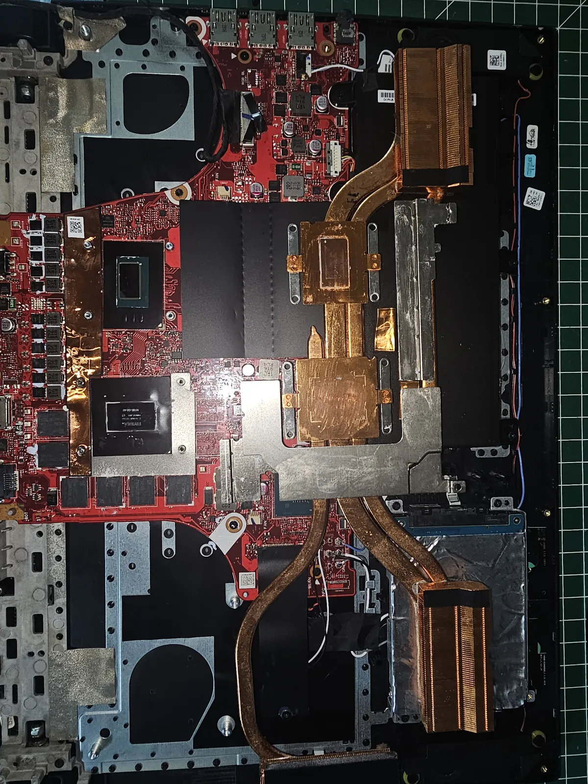 Carte mère d’un PC portable gamer démonté lors d’une réparation