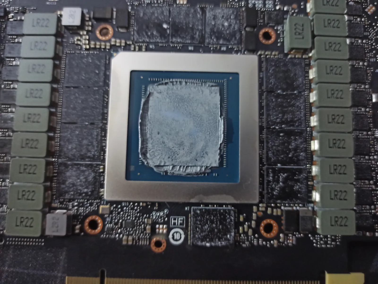 Puce graphique NVIDIA avec pâte thermique d’origine usée avant repaste