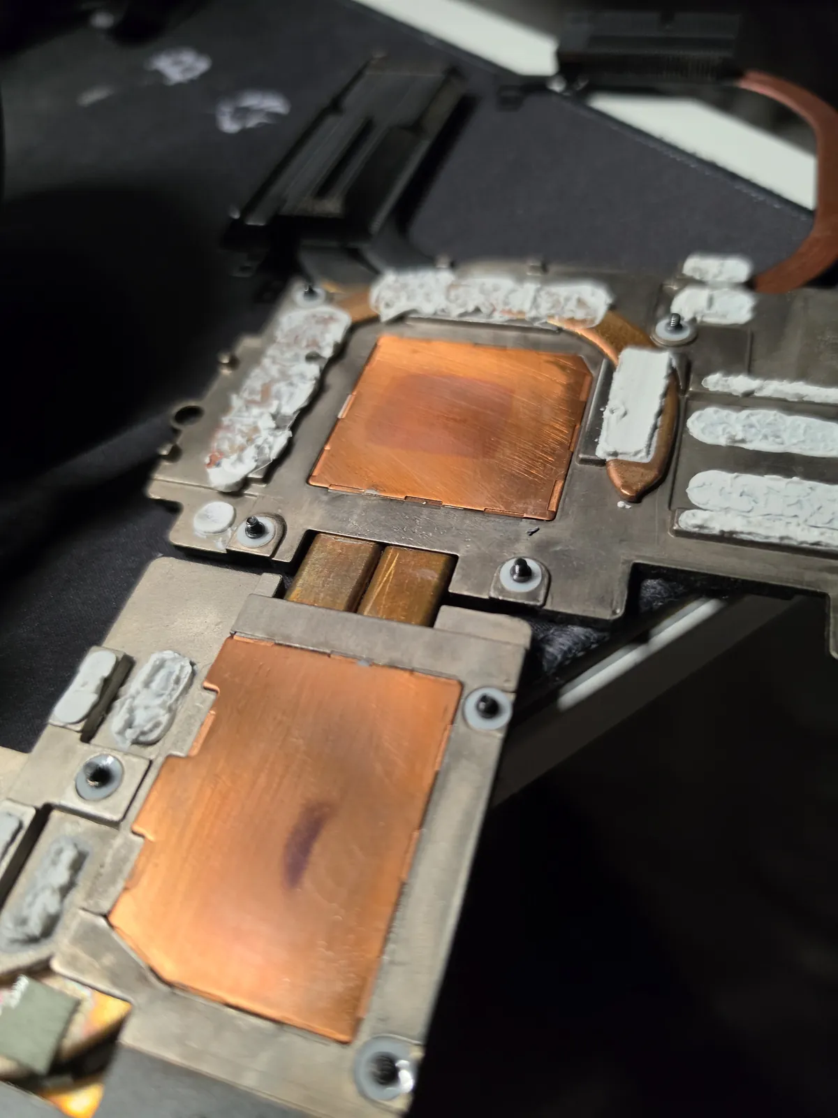 Radiateur en cuivre d’un PC portable nettoyé avant la remise de pâte thermique