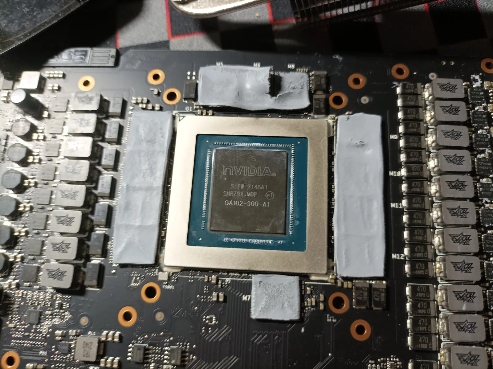 Carte graphique ASUS TUF GeForce RTX démontée pour un repad avec pads neufs