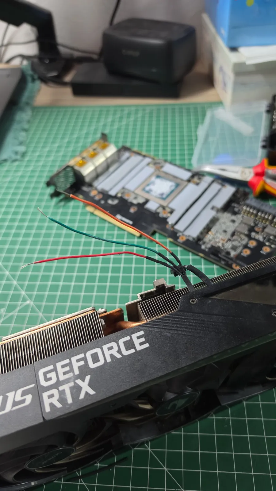 Câble de ventilateur de carte graphique ASUS GeForce RTX dont les fils sont dénudés avant réparation