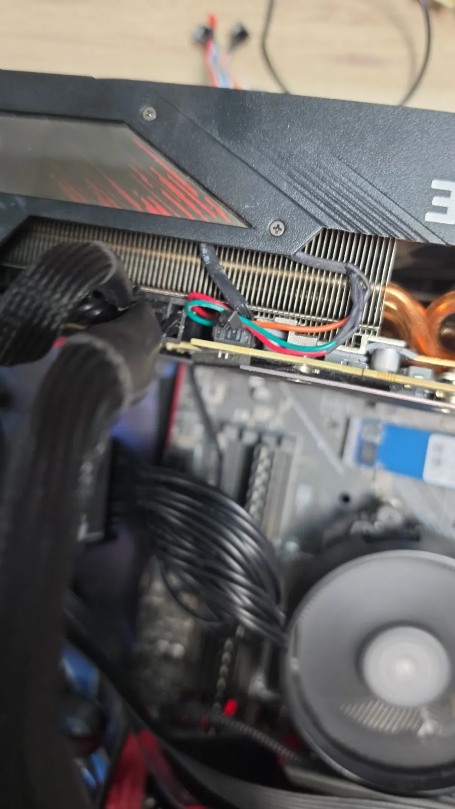 Câble de ventilateur de carte graphique réparé et gainé, carte montée dans un PC