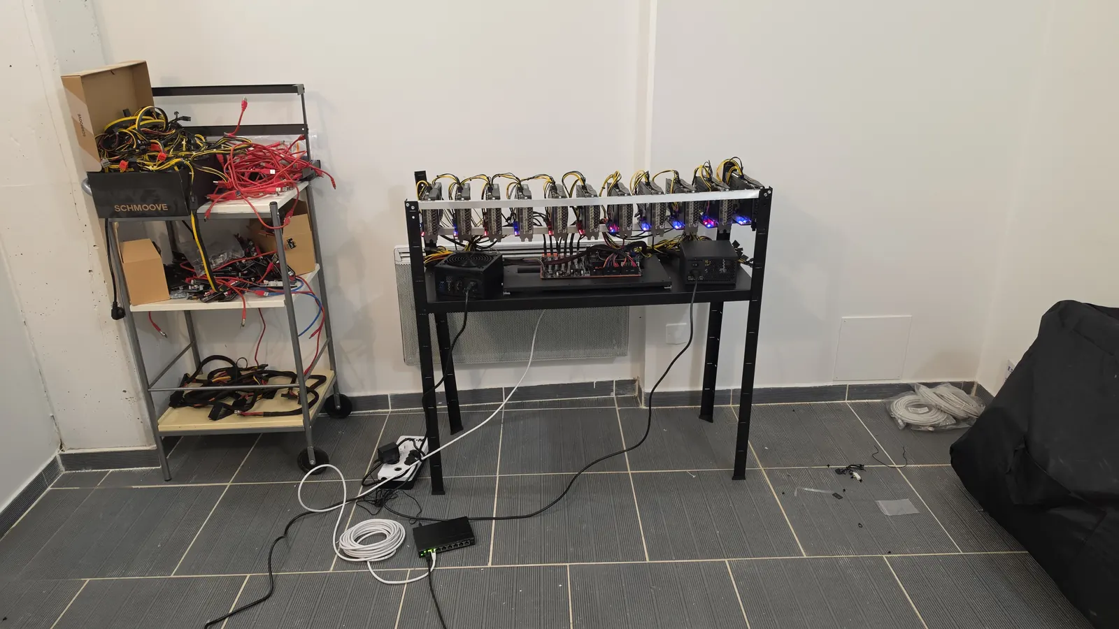 Rig de minage de cryptomonnaies à 8 cartes graphiques monté à l’atelier
