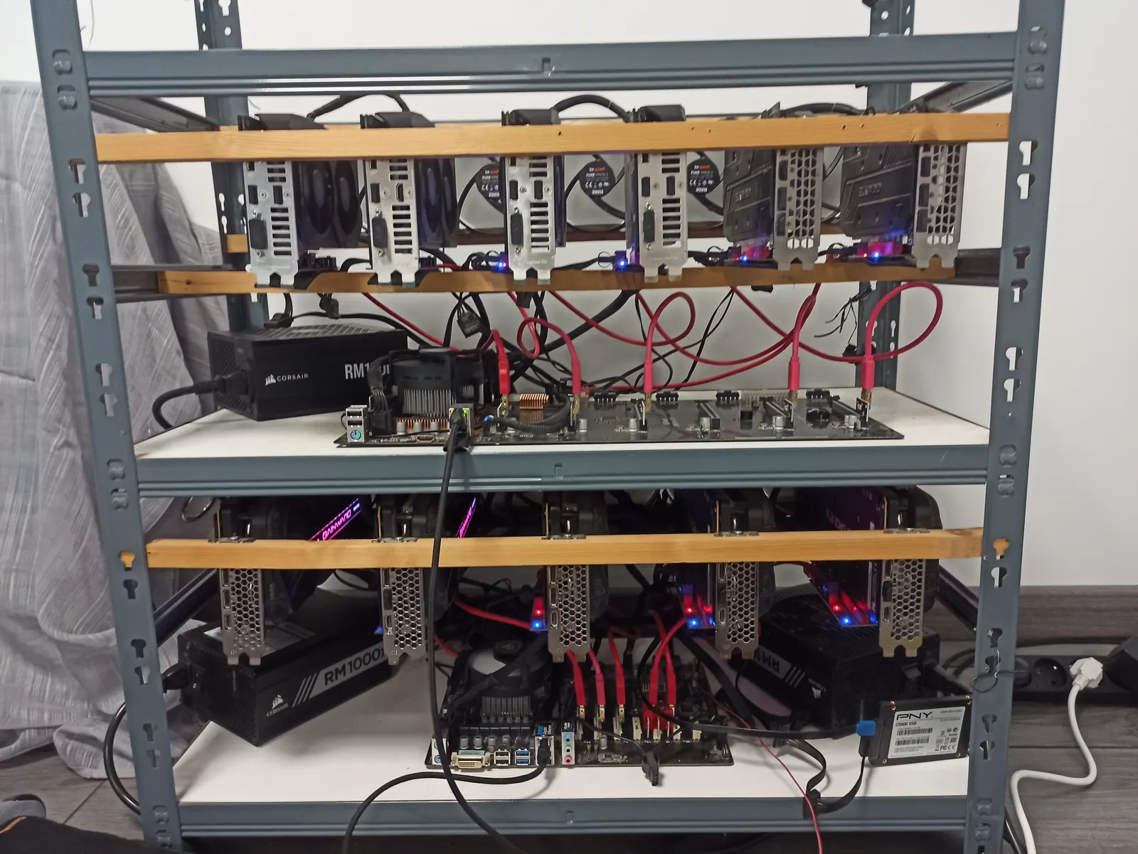 Rig de minage sur étagère métallique avec cartes graphiques NVIDIA