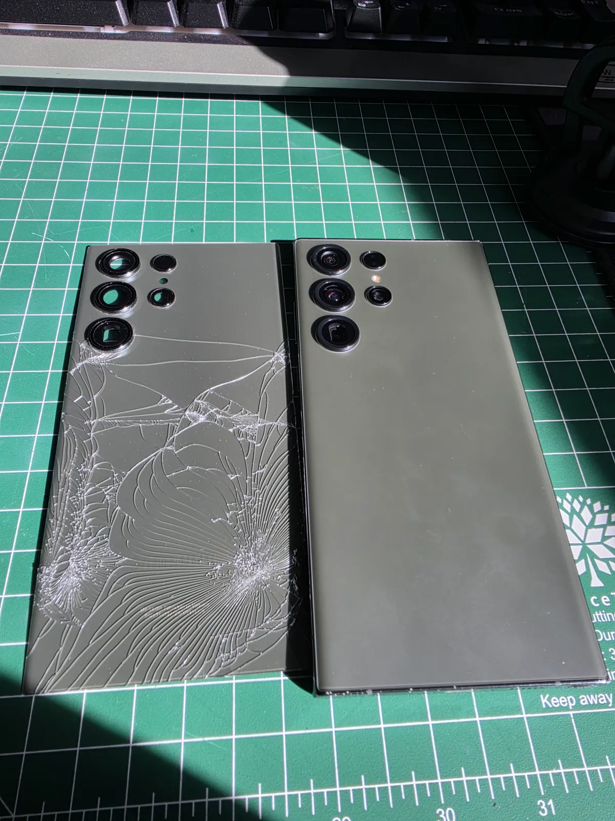 Smartphone Samsung avant et après remplacement de la vitre arrière