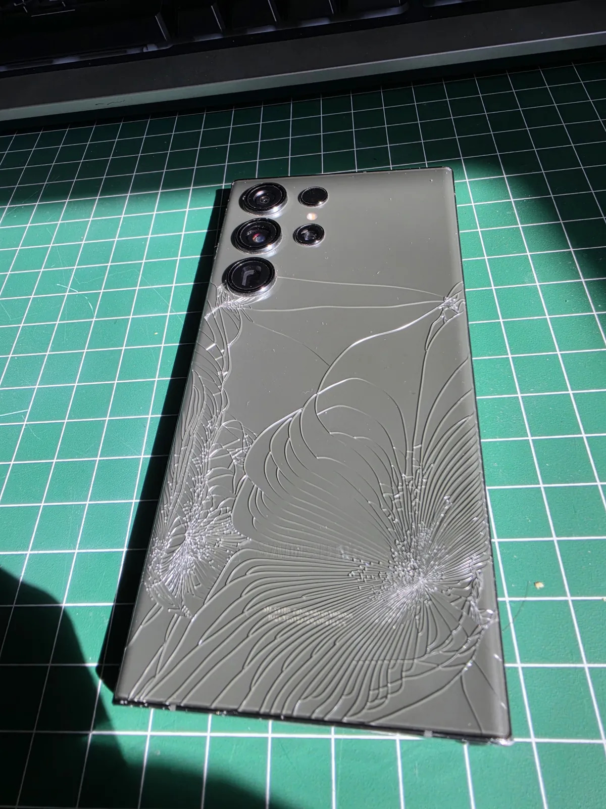 Smartphone Samsung avec vitre arrière fissurée avant réparation