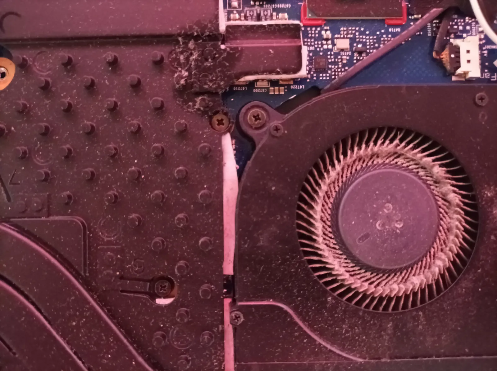 Ventilateur de PC portable encrassé par la poussière avant nettoyage